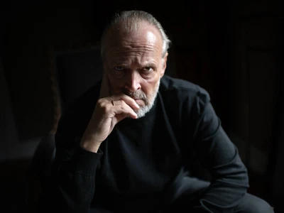 Sven-Eric Bechtolf, geboren 1957 in Darmstadt, Schauspieler und Theater- und Opernregisseur. Von 1999 bis 2006 war er festes Ensemblemitglied am Wiener Burgtheater, 2015 und 2016 war er künstlerische Leiter der Salzburger Festspiele. Zahlreiche Auszeichnungen, u. a. Nestroy-Theaterpreis als bester Schauspieler (2001, 2002).