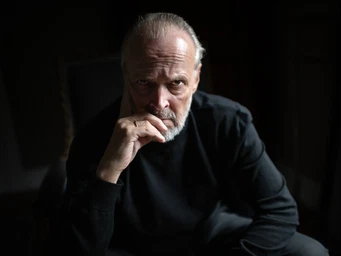 „Es bleibt immer dieser beunruhigende Rest“: Sven-Eric Bechtolf spielt Kafka in Gmunden