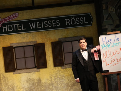 Jakob Semotan als Leopold Brandmeyer in „Im weißen Rössl“ in der Wiener Volksoper