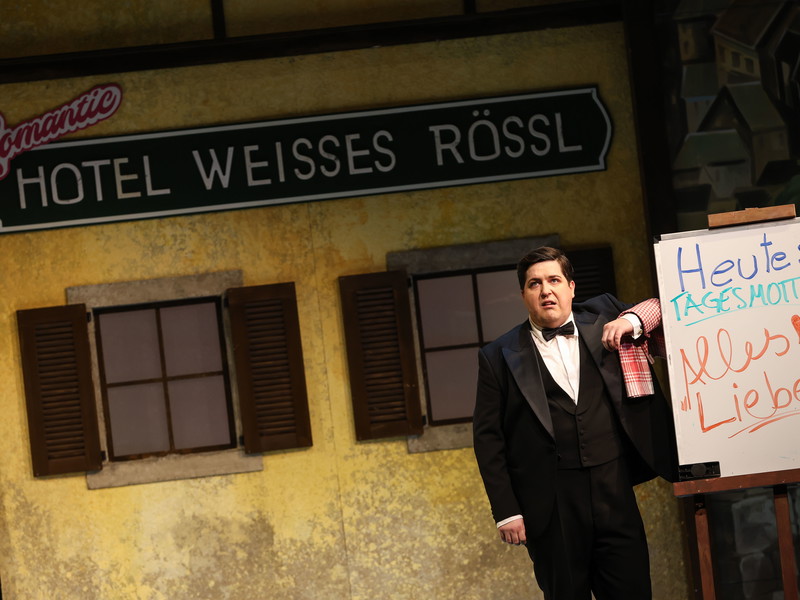 Jakob Semotan als Leopold Brandmeyer in „Im weißen Rössl“ in der Wiener Volksoper