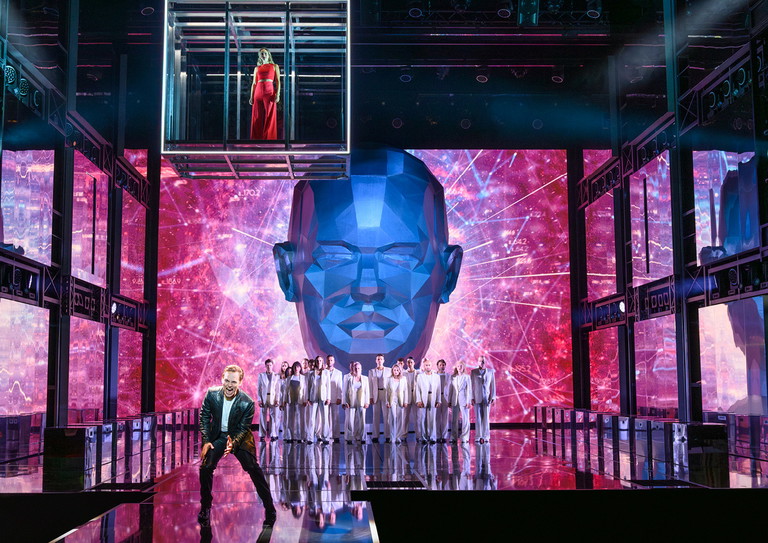 Gefeierter Popstar. Mit Songs wie „Jeanny“ oder „Rock Me Amadeus“ wurde Hans Hölzel alias Falco weltberühmt. Moritz Mausser (im Bild mit Ensemble und Katharina Gorgi) erweckt ihn musikalisch zu neuem Leben.