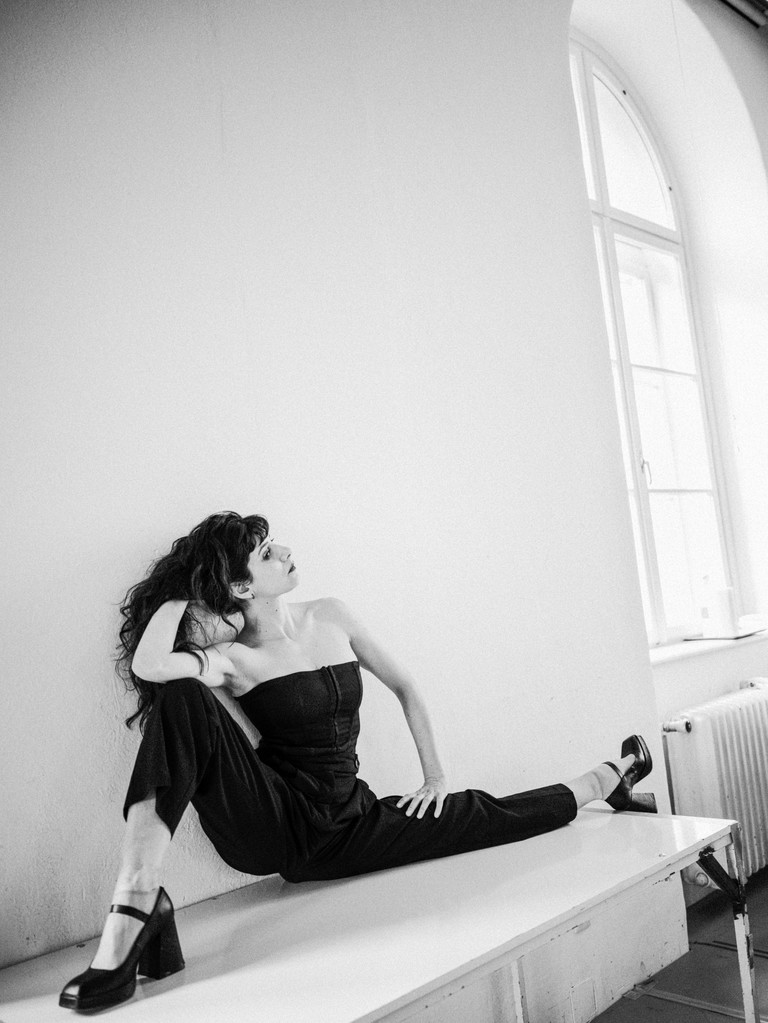 Die aus Israel stammende Tänzerin des Wiener Staatsballetts wartet nicht auf Anweisungen des Fotografen, sondern bietet an.
