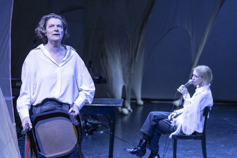 Johanna Orsini und Teresa Rotschopf auf der Bühne in "Der junge Mann".