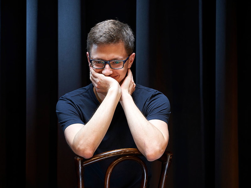 Christoph Fritz zählt den jüngsten Nachwuchskabarettisten Österreichs.