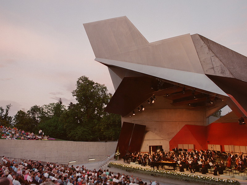 Für das Grafenegg Festival hat der künstlerische Leiter und Pianist Rudolf Buchbinder wieder die größten Namen der Musikwelt in den Wolkenturm eingeladen.