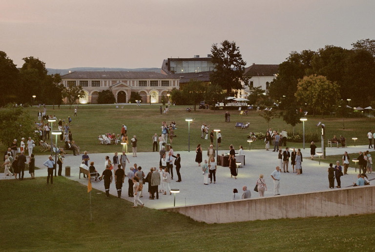 Im zauberhaften Ambiente des 32 Hektar großen Schlossparks kann man die Atmosphäre und Vorfreude auf das bevorstehende Ereignis genießen.