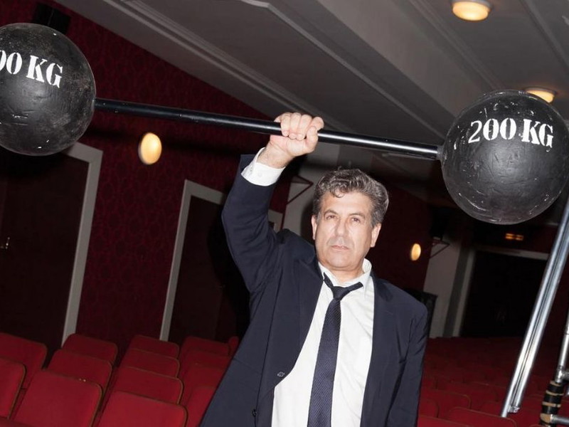Seit 2002 ist Thomas Birkmeir künstlerischer Direktor und Regisseur am Theater der Jugend in Wien.