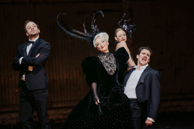Florian Teichtmeister, Regina Fritsch, Mavie Hörbiger und Tim Werths in „Bunbury".