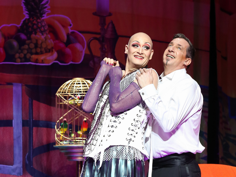 Drew Sarich und Viktor Gernot in „La Cage aux Folles“ in der Wiener Volksoper. 