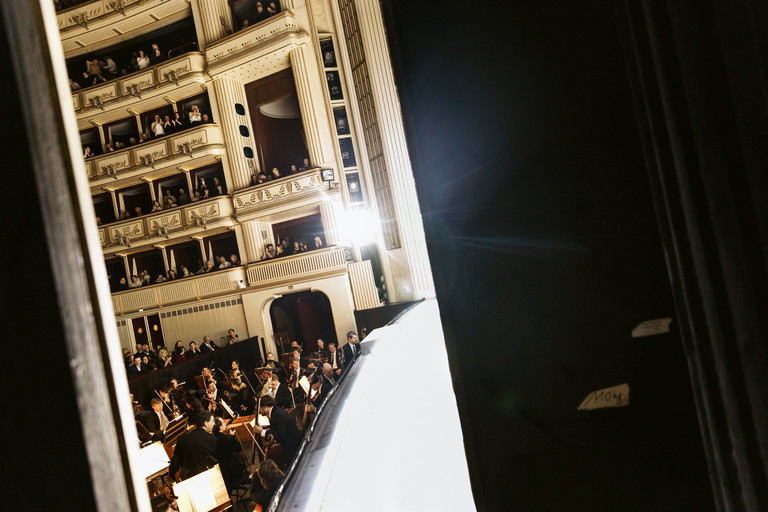 Wieviele Musiker*innen haben im Orchester der Staatsoper Platz?