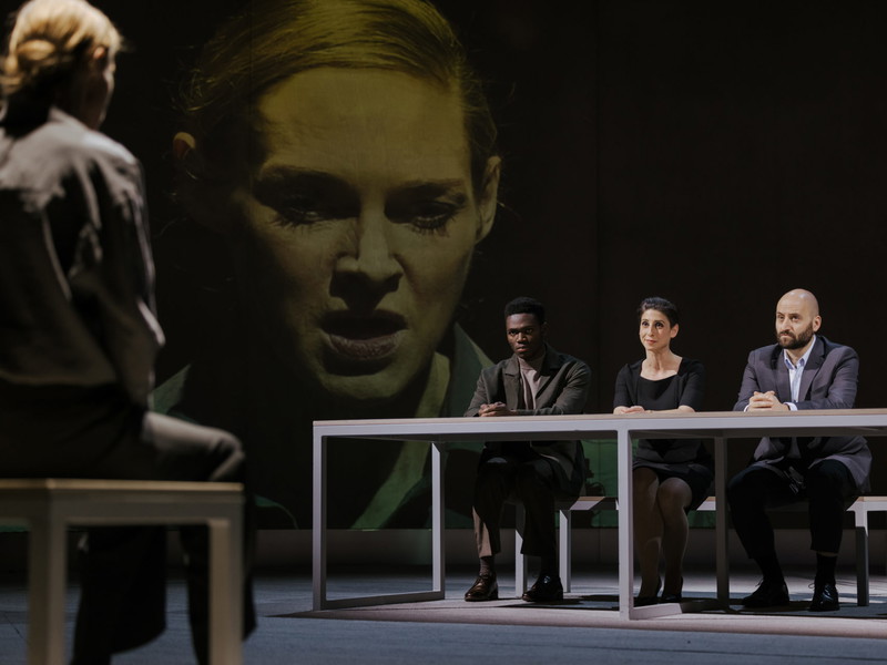 Sophie von Kessel, Bless Amada, Zeynep Buyraç, und Gunther Eckes in der deutschsprachigen Erstaufführung von „Die Ärztin" im Burgtheater.