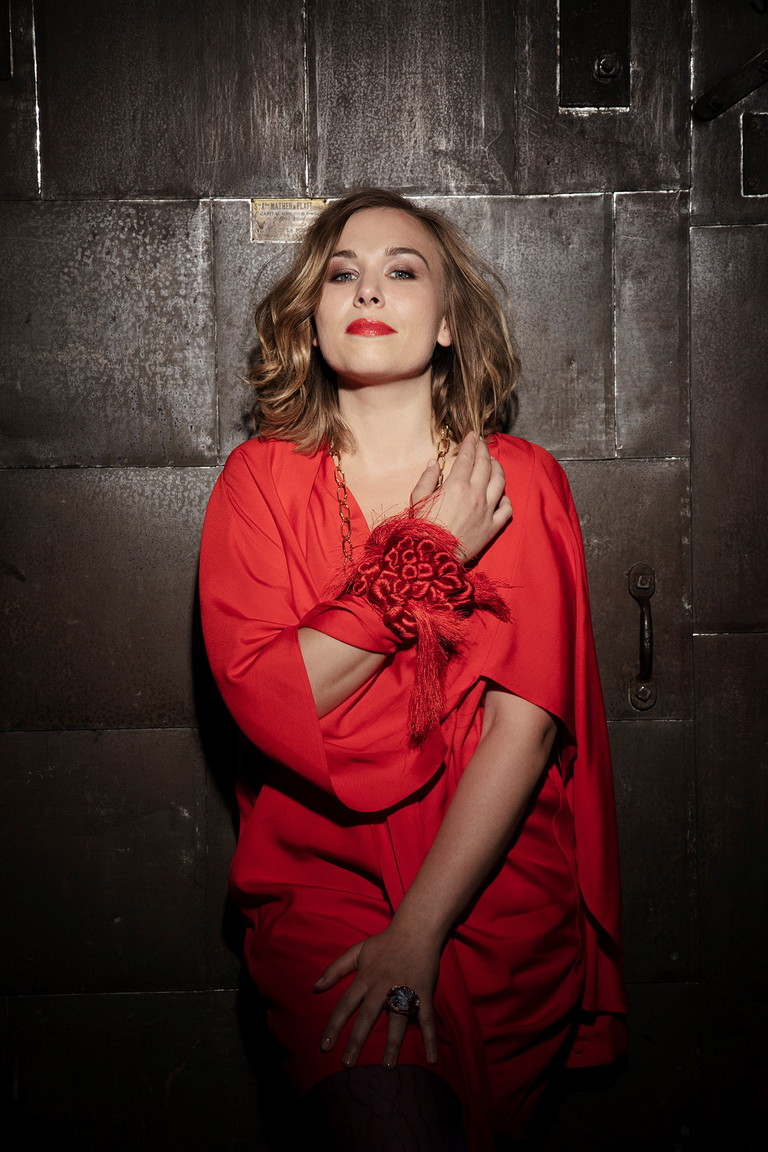Ab 15. November steht Elsa Dreisig im MusikTheater an der Wien in „Das Paradies und die Peri“ von Schumann auf der Bühne. Außerdem singt sie am 19. Dezember die Partie der Alcine in einer konzertanten Aufführung von Händels gleichnamigem Werk.