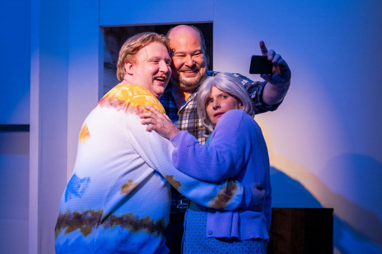 Lukas Vogelsang, Rainer Galke und Dunja Sowinetz in „Liebe Grüße... Oder wohin das Leben fällt“.
