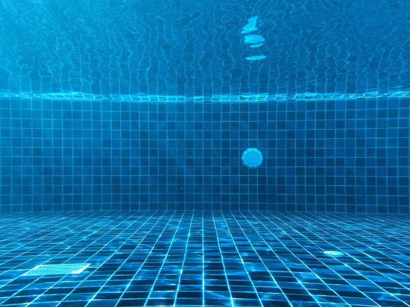 Schon der Titel lässt vermuten, dass es in Mark Ravenhills „pool 