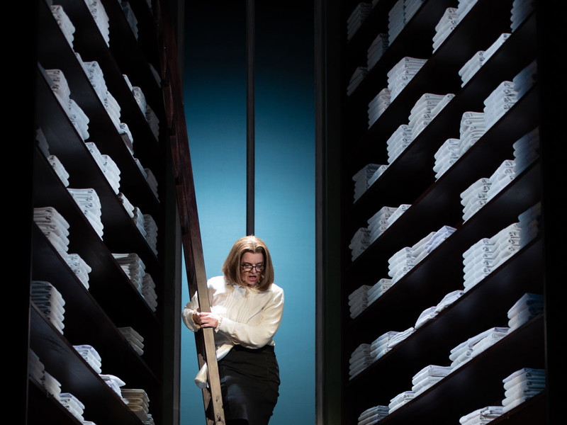 Britta Bayer a Unger spielen am Salzburger Landestheaters in Thomas Bernhards Heldenplatz. 
