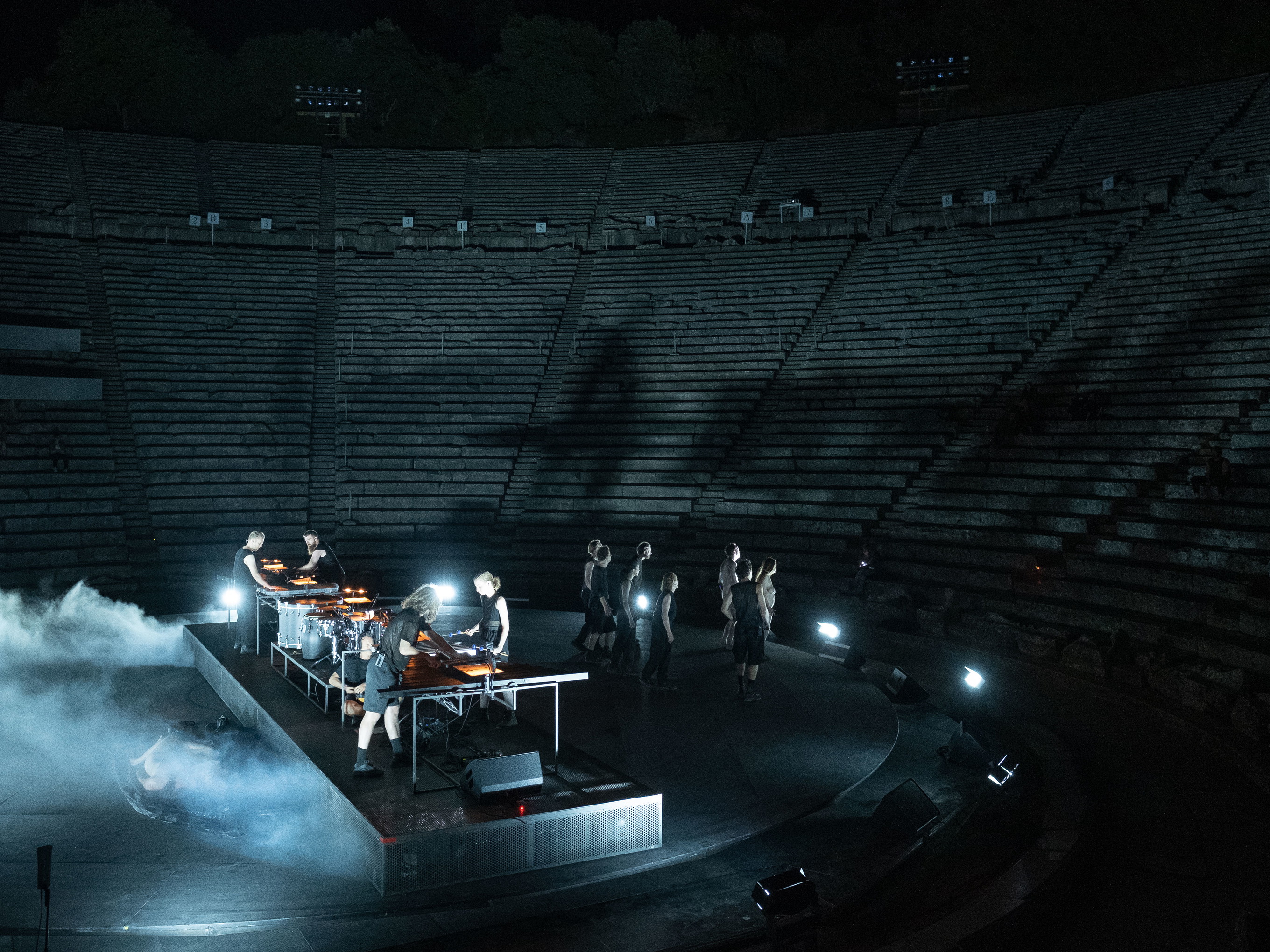 „Agamemnon“ beim Athens Epidaurus Festival. Der für seine bildgewaltigen und musikalischen Inszenierungen gefeierte Regisseur und Bühnenbildner Ulrich Rasche hat Aischylos’ „Agamemnon“ im Juli 2022 im Rahmen einer Koproduktion des Residenztheaters mit dem Athens Epidaurus Festival für das knapp zehntausend Zuschauer*innen fassende antike Amphitheater in Epidaurus erarbeitet. Die Inszenierung ist noch im Residenztheater zu sehen.