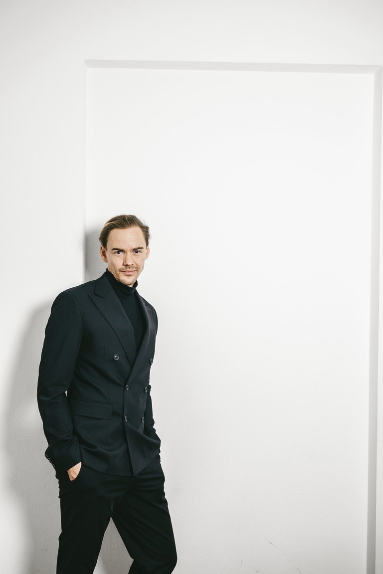 Anton Zetterholm stammt aus Schweden und wurde mit der Titel- rolle im Musical „Tarzan“ bekannt. Es folgten u. a. die Hauptrolle in „Wicked“, Alfred in „Tanz der Vampire“ und Kronprinz Rudolf in „Elisabeth“. 2013 gab er sein West-End-Debüt in „Les Misérables“. Aktuell spielt er auch Tony in „West Side Story“ an der Volksoper.