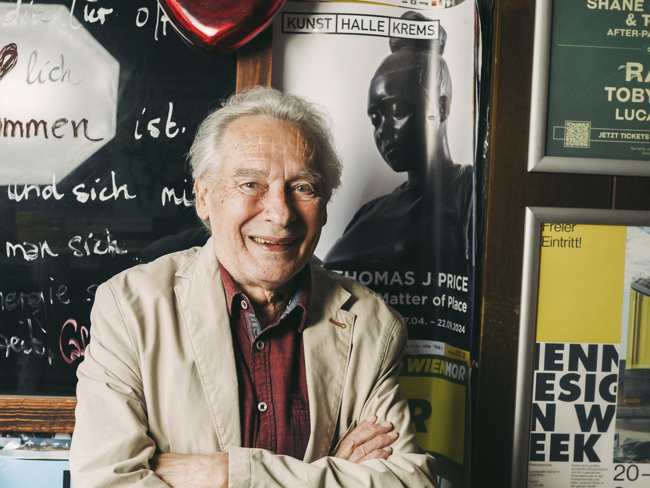 Felix Mitterer ist einer der erfolgreichsten Bühnen-, Drehbuch- und Buchautoren des deutschsprachigen Raums. Mehr als 50 Theaterstücke hat er geschrieben – und darin manchmal auch selber mitgespielt. Mitterer ist mit der akademischen Malerin Agnes Beier verheiratet und hat eine Tochter, Anna, aus einer früheren Ehe.
