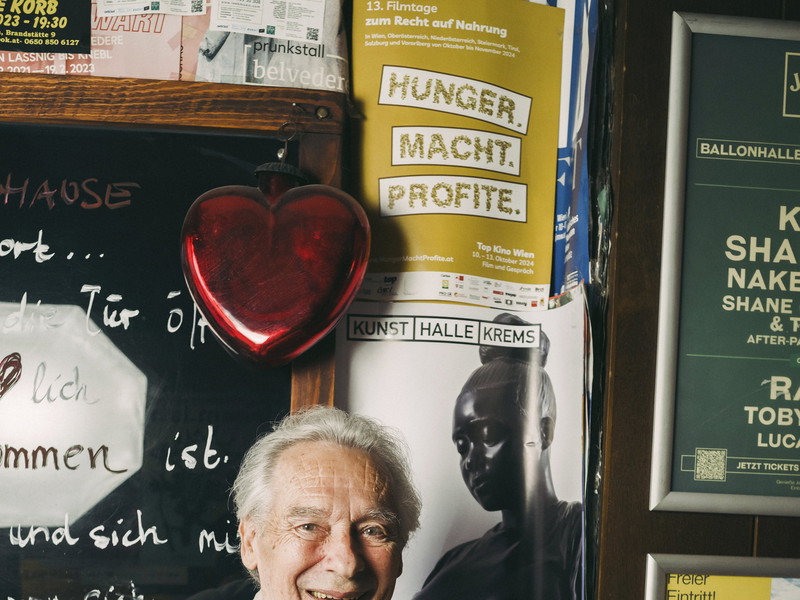 Felix Mitterer ist einer der erfolgreichsten Bühnen-, Drehbuch- und Buchautoren des deutschsprachigen Raums. Mehr als 50 Theaterstücke hat er geschrieben – und darin manchmal auch selber mitgespielt. Mitterer ist mit der akademischen Malerin Agnes Beier verheiratet und hat eine Tochter, Anna, aus einer früheren Ehe.
