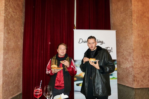 Fabian Reichenbach und Elias Eilinghoff bei einer Essenspause.