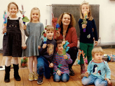 Die Eltern vor der Bühne – die Kinder dahinter. Mina, Fanny, Tobias, Karl-Erik, Flora und Julian werkstätte des Theaters in der Josefstadt, wo vor allem Fächer und Federboas (u.) großen Anklang fanden.