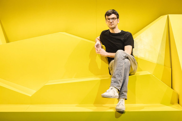 Fabian Alder im Bühnenbild seiner Inszenierung