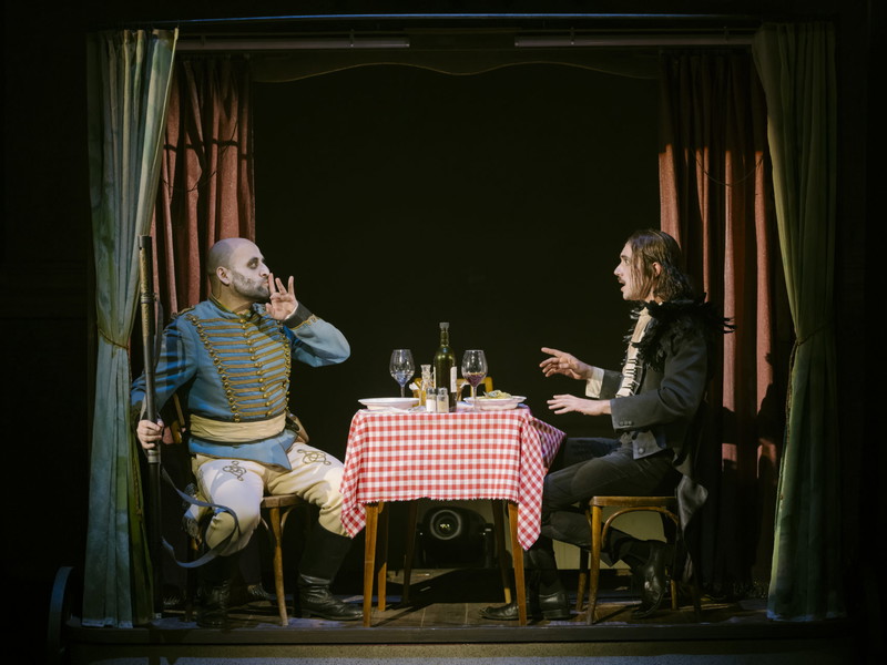 Auf der Bühne essen? Geht gar nicht, so ein gängiger Theater-Aberglaube. Es sei denn, es gehört – wie bei der „Zauberflöte“ im Burgtheater – zur Inszenierung.