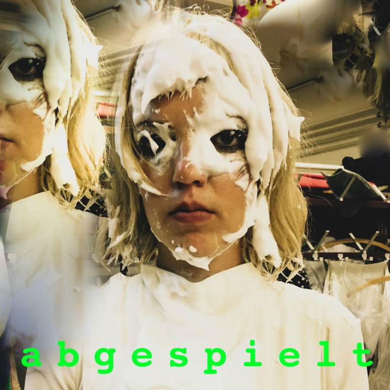 „abgespielt" heißt der Theaterpodcast von Schauspielerin Lisa Weidenmüller, den sie gemeinsam mit ihren Kollegen Florian Stohr und Tobias Voigt betreibt.