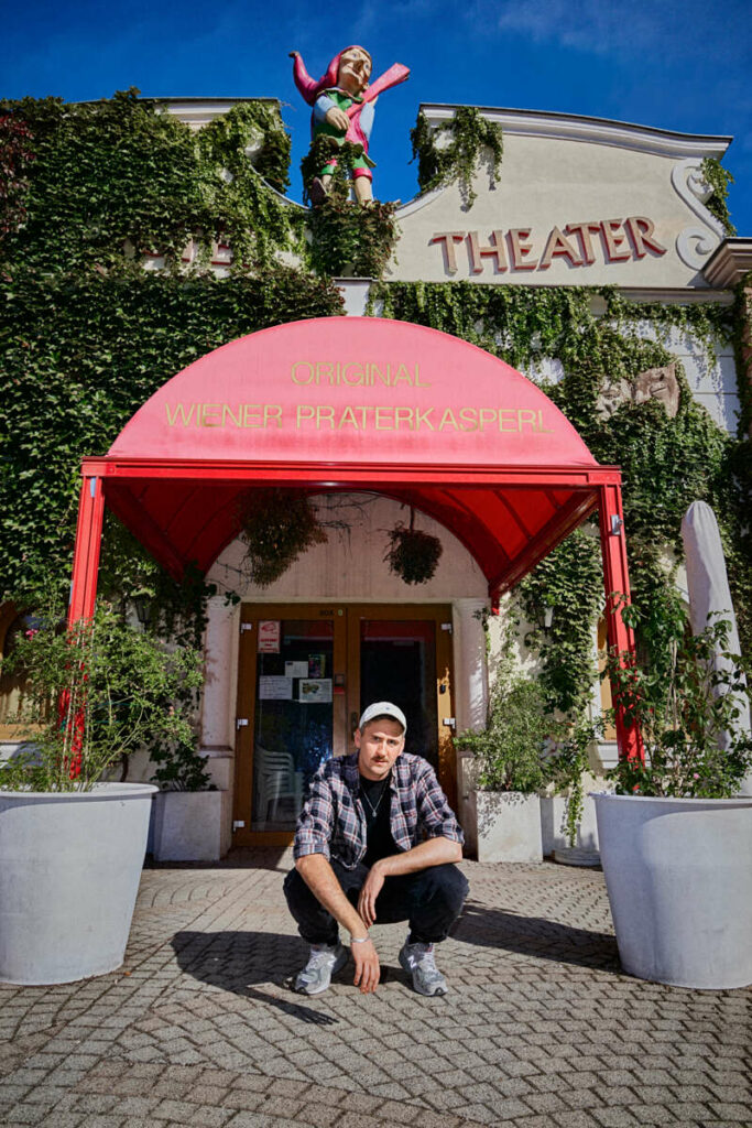 Elias Eilinghoff studierte Schauspiel in Frankfurt. Sein erstes Festengagement führte ihn nach Basel, danach wechselte er ans Münchner Residenztheater, in der Spielzeit 2019/20 ans Wiener Volkstheater. 2022 wurde er in der Kategorie „Beste Darstellung einer Nebenrolle“ mit einem NESTROY ausgezeichnet. 2023 ist er in der Kategorie „Bester Schauspieler“ nominiert. 