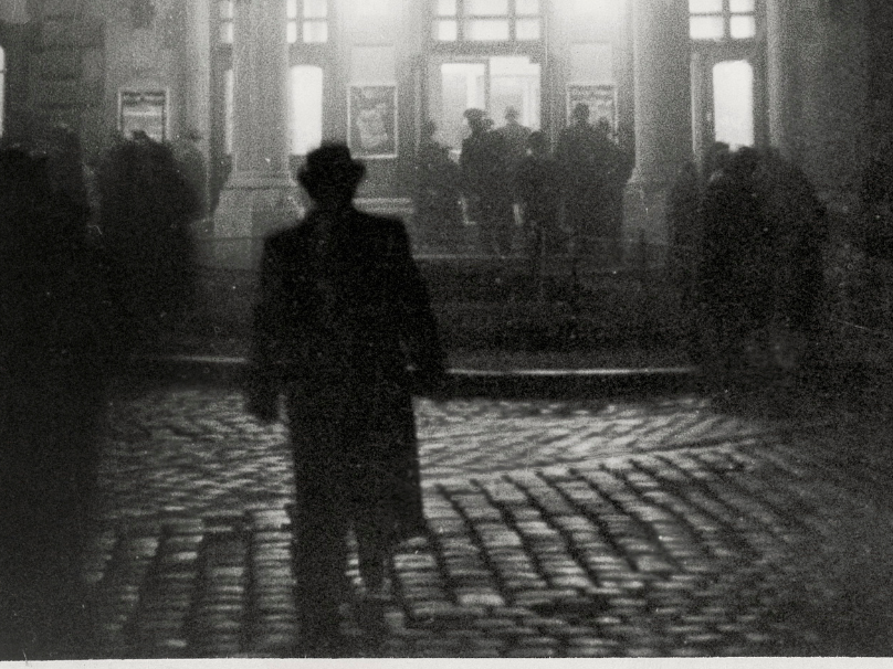Finstere Zeiten. Ein Bild der Volksoper samt Hakenkreuzfahne aus der Zeit der Naziherrschaft 1938 bis 1945. Das Foto von Bruno Völkel entstammt dem Theatermuseum Wien. 