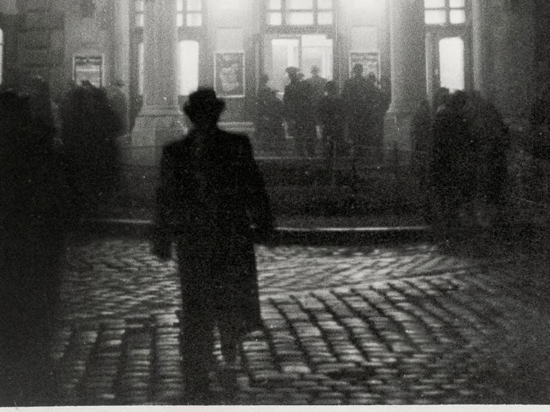 Finstere Zeiten. Ein Bild der Volksoper samt Hakenkreuzfahne aus der Zeit der Naziherrschaft 1938 bis 1945. Das Foto von Bruno Völkel entstammt dem Theatermuseum Wien. 