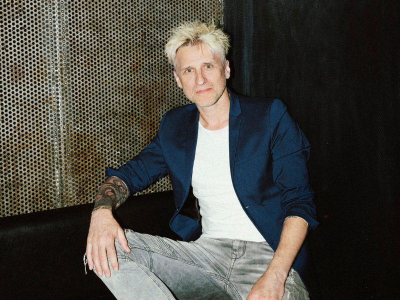 Im U4 geigen die Goldfisch’. Falcos berühmtes Textzitat aus dem Song „Ganz Wien“ ist eng mit der Kult-Disco verbunden, in der auch der Musical-Cast präsentiert wurde. Backstage – und noch blond: Alex Melcher. 