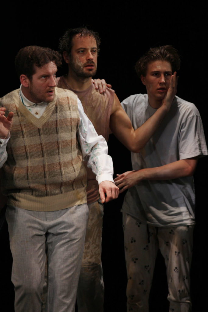 Als nächstes ist Alexander Absenger als „Vierter Mann" in „Die Stadt der Blinden" im Theater in der Josefstadt zu sehen. Im Bild mit Raphael von Bargen als „Dritter Mann" 
