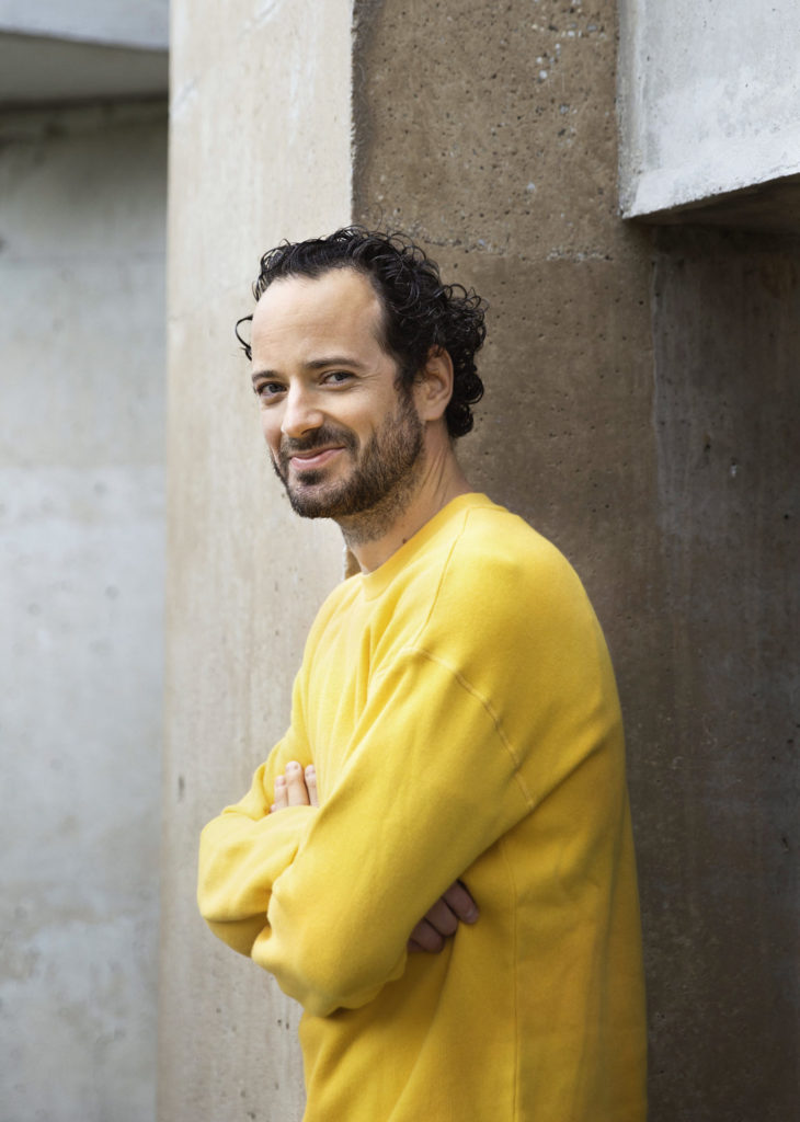 Alexander Absenger ganz ­entspannt und gut gelaunt beim Fotoshooting mit BÜHNE-Fotografin Nicole Schneeberger.