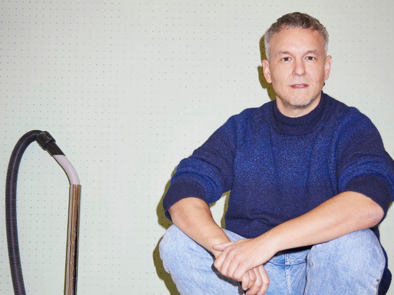 Alexander Giesche. Der gebürtige Münchner studierte in Gießen und Amsterdam. Er war unter anderem Artist in Residence am Theater Bremen und Hausregisseur am Schauspielhaus Zürich. „Der Mensch erscheint im Holozän“ wurde zum Berliner Theatertreffen eingeladen und mit einem NESTROY ausgezeichnet. Giesche arbeitet zum ersten Mal am Volkstheater. 