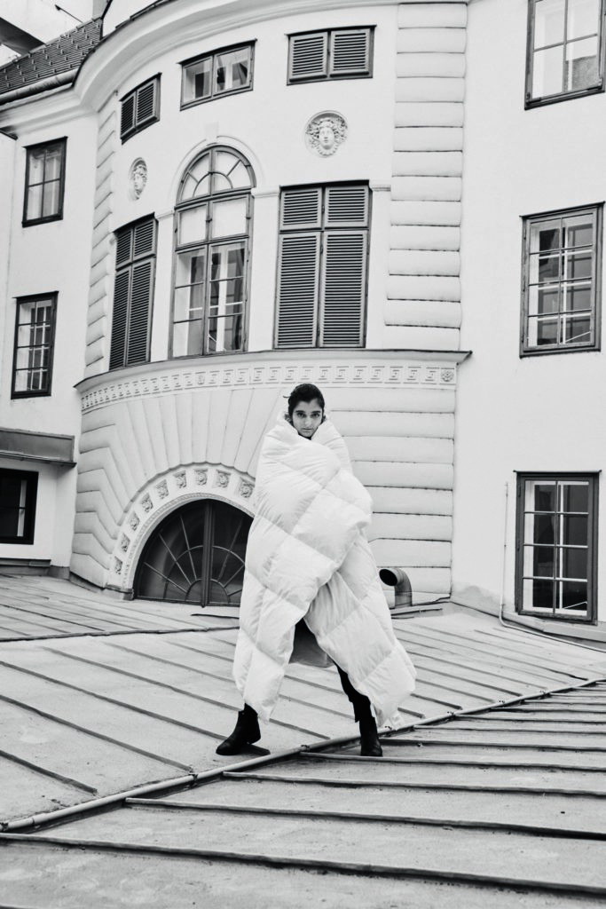 Auf Wunsch der Fotografin steigt Alexandra Liedtke aufs Dach – vor der letzten verbliebenen Kornhäusel-Fassade des Theaters in der Josefstadt – und hüllt sich zudem in eine Steppdecke.  