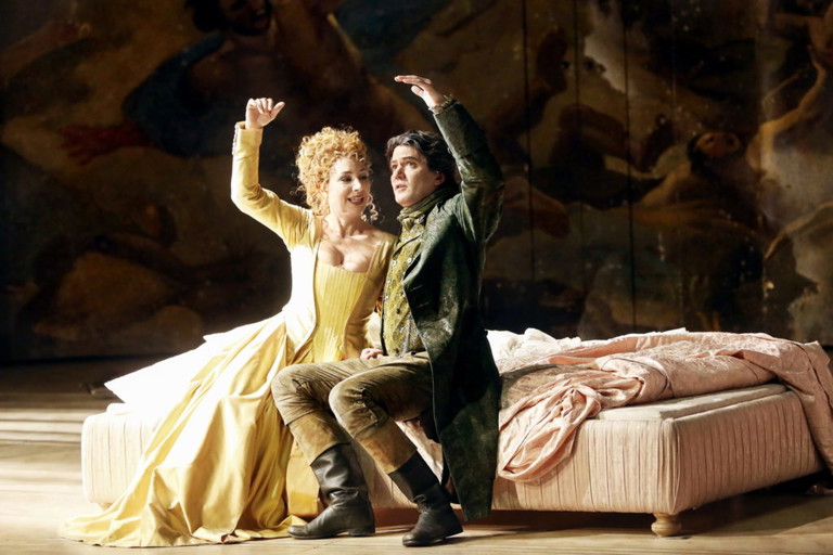 Dauerbrenner.
1989 von Marco Arturo Marelli in Szene gesetzt und 2012 einem Fein- tuning unterzogen, zählt „Die Hochzeit des Figaro“ zu den Kernstücken der Volksoper. Im Bild: Kristiane Kaiser &amp; Günter Haumer.