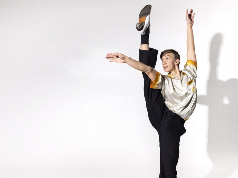 Alexey Popov absolvierte seine Ausbildung an der Waganowa-Ballettakademie Sankt Petersburg, tanzte sechs Jahre in der Ballettcompagnie des Mariinski-Theaters und ist seit der Spielzeit 2021/22 Erster Solist des Wiener Staatsballetts. 