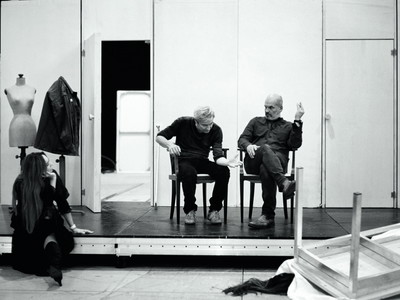 Mozarts Sevilla in Wien-Simmering: Cristina Pasaroiu, Alfred Dorfer und ­Florian Boesch auf der Probebühne.