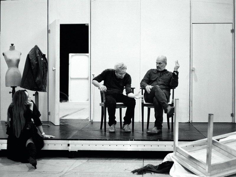 Mozarts Sevilla in Wien-Simmering: Cristina Pasaroiu, Alfred Dorfer und ­Florian Boesch auf der Probebühne.