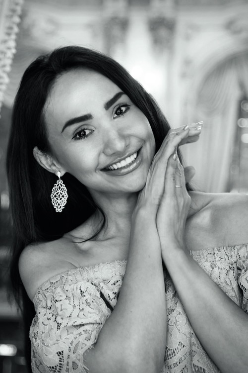 Cristina Pasaroiu: Stammt aus Bukarest, sang mit 21 Jahren erstmals Oper und debütiert als Contessa im Theater an der Wien. 
