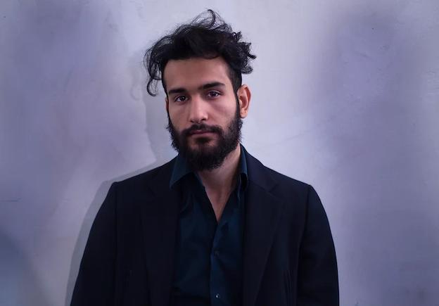 Alireza Daryanavard ist Theatermacher und Mitbegründer des Theaterkollektivs Hybrid, das interdisziplinäre Künstler*innen, die sich mit gesellschaftspolitischen Themen auseinandersetzen, vereint.