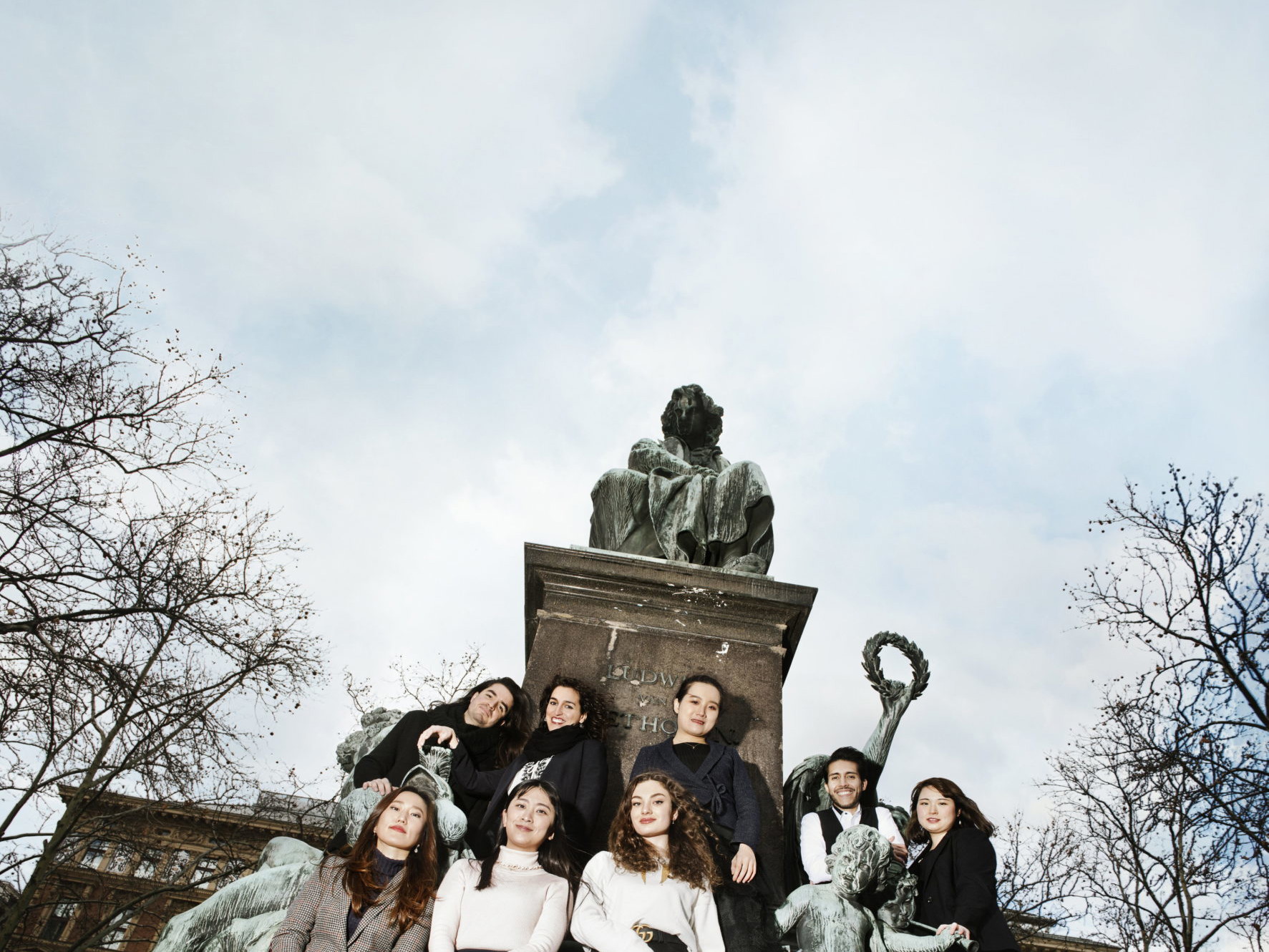 Unter Beethovens strengen Augen: gent; Ángela Valera Casanova, Dirigentin; Jingfang Tan, Pianistin; Hugo Llanos Campos, Pianist; Kaoruko Takagi, Pianistin; (von li. u.) Sangyoung Han, Dirigentin; Seika Ishida, Pianistin; Amina Mamedova, Pianistin.