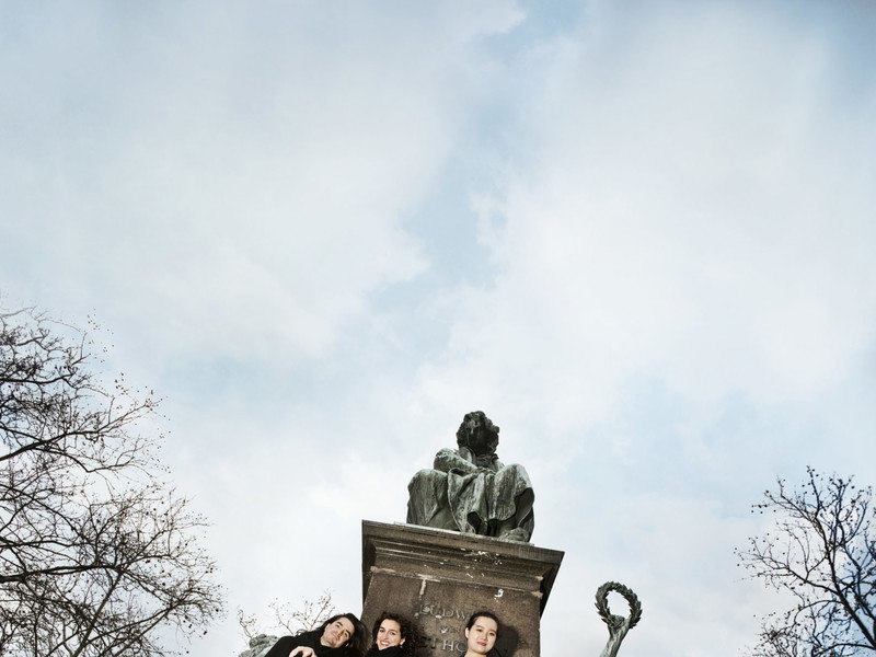 Unter Beethovens strengen Augen: gent; Ángela Valera Casanova, Dirigentin; Jingfang Tan, Pianistin; Hugo Llanos Campos, Pianist; Kaoruko Takagi, Pianistin; (von li. u.) Sangyoung Han, Dirigentin; Seika Ishida, Pianistin; Amina Mamedova, Pianistin.