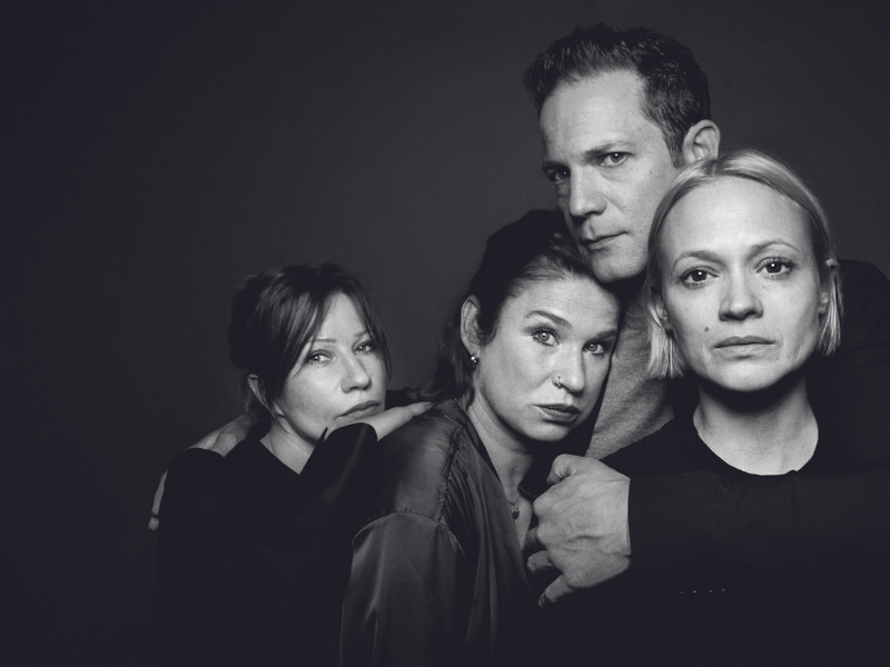 In diesem Jahr trat das Ensemble des Burgtheaters einzeln und in Gruppen vor die Linse des spanischen Fotografen Sergi Pons, der aus Barcelona angereist ist. Birgit Minichmayr, Dörte Lyssewski, Itay Tiran und Mavie Hörbiger 