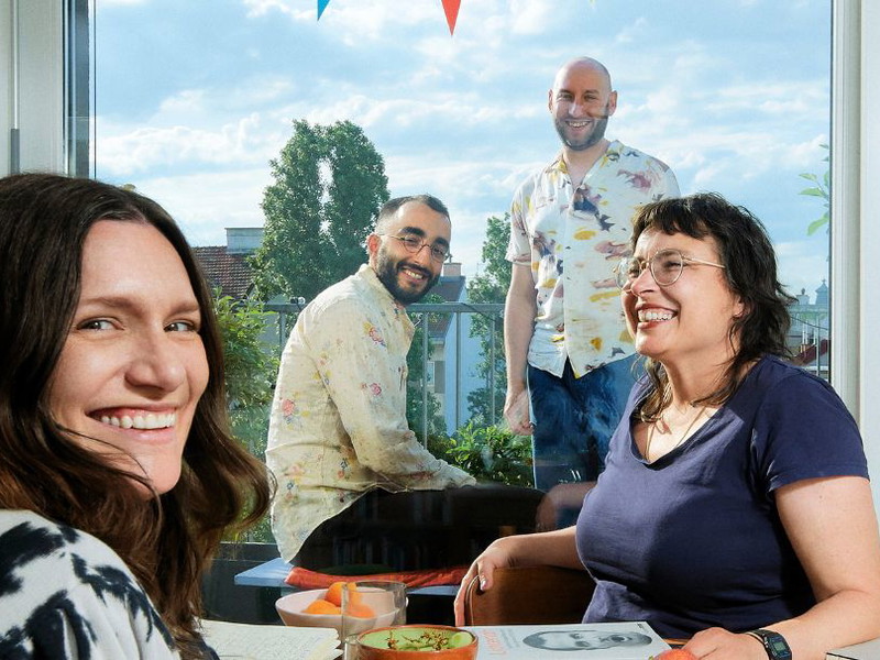 Marie Bues, Mazlum Nergiz, Tobias Herzberg und Martina Grohmann. Das Viererteam hat mit Beginn der Spielzeit 2023/24 die künstlerische Leitung des Schauspielhauses in der Porzellangasse übernommen. Sie kommen aus der Regie 
