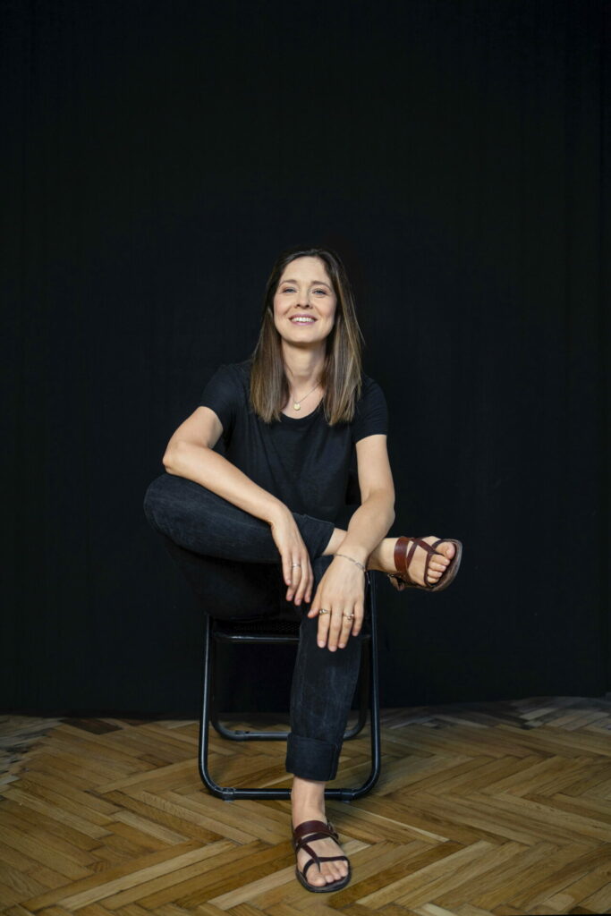 Anna Horn inszenierte unter anderem am Schauspiel Köln für junges Publikum. Am Münchner Residenztheater entwickelte sie die Kinder- und Jugendtheaterschiene mit, in Wien war sie zuletzt Teil des Burgtheaterstudios.