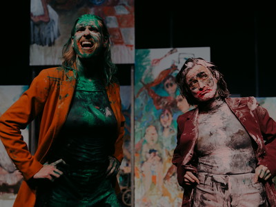 Spiel mit Körpereinsatz: Veronika Glatzner (rechts) und Clara Liepsch sind die zwei Schauspielerinnen, die in den 85 Minuten auf der Bühne verschiedene Künstler*innenfiguren verkörpern und so weibliche Motive in der Kunst dekonstruieren und den Markt hinterfragen.
