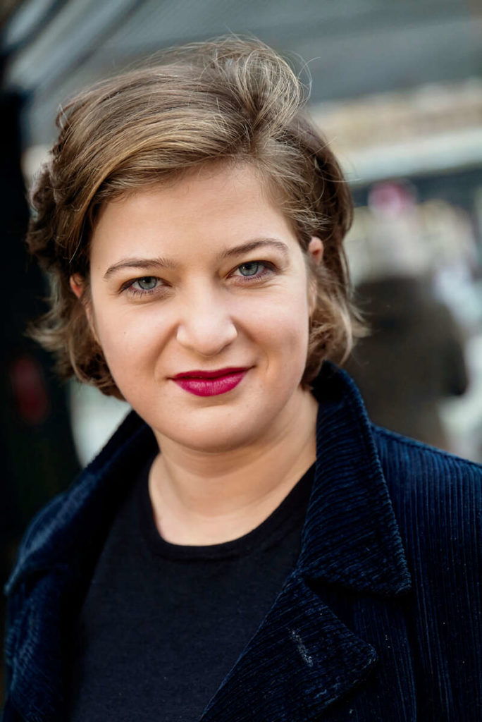Mira Stadler geboren 1992 im slowenischen Teil Kärntens. Studierte Kultur- und Sozialanthropologie, danach Schauspielregie unter Martin Kušej am Max Reinhardt Seminar. „Mädchen wie die“, ihre erste Arbeit für junges Publikum, gewann 2022 den Kinder- und Jugendtheaterpreis STELLA in der Kategorie „Herausragendes Stück für Jugendliche“. 