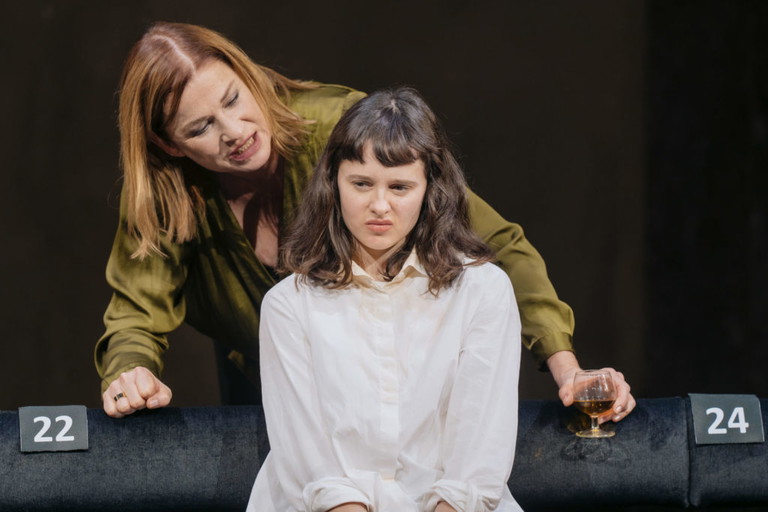 Dörte Lyssewski und Maresi Riegner im „Am Ziel“.